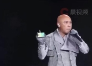 张卫健在演唱会上掏出“老年卡” 求大家别欺负老人家