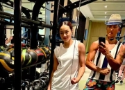 吴尊女儿neinei晒照 手臂肌肉线条被赞健康美