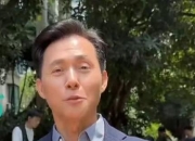 前TVB演员张国强晒片场吃盒饭：我这个年纪还有工作 多好