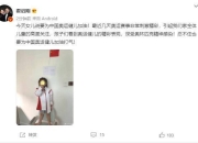 霍启刚发文为中国队加油 女儿手拿妈妈金牌站姿可爱
